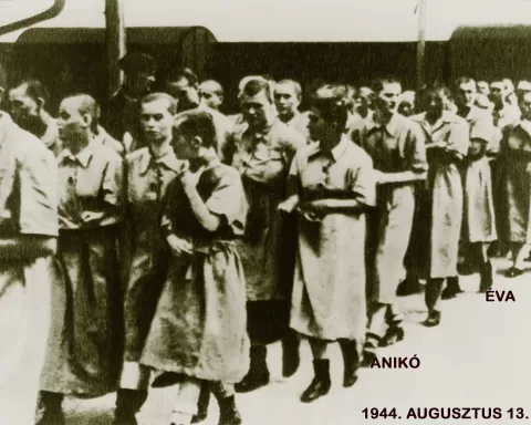 1944. augusztus 13. Éva és Anikó a sorban